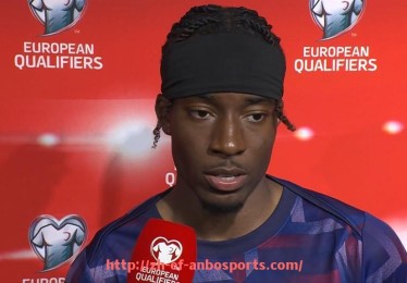 安博体育-PES2013游戏中的英超球衣设计与还原度分析